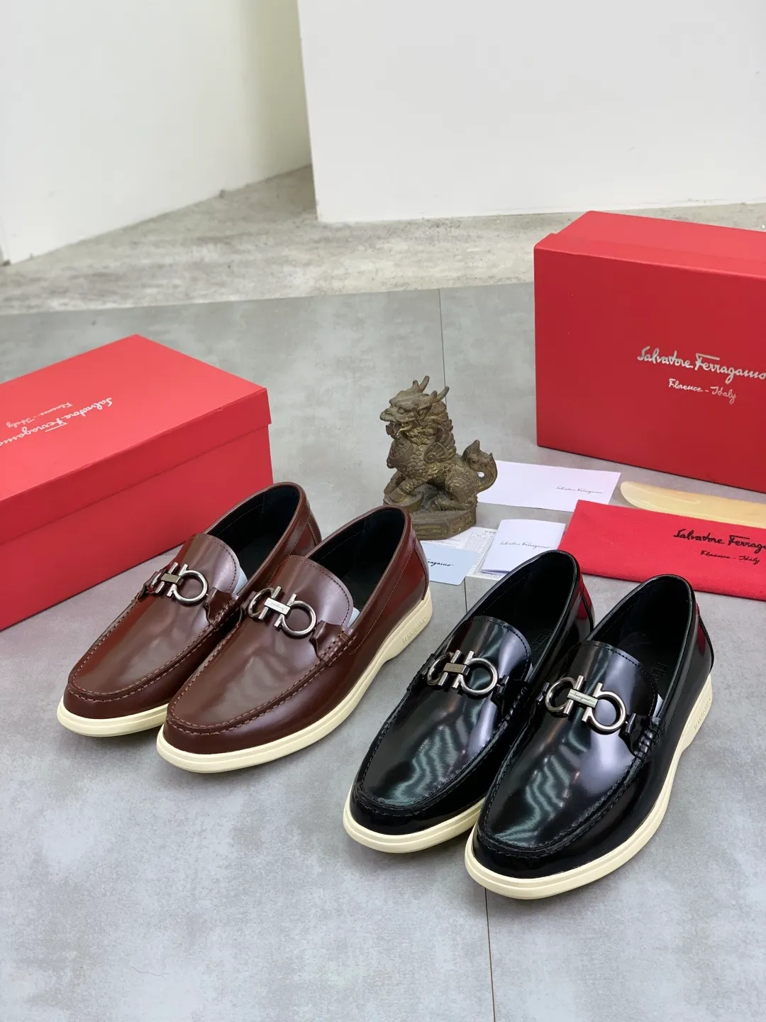 Men's Men's Shoes 💰P580💰[New Style] Water-dyed Niuli 🆘[Salvatore Ferragamo] Ferragamo's latest casual business leather shoes for men! Listed simultaneously! The fabric is made of specially imported original open-edge beaded calfskin, and the interior is made of imported water-dyed cowhide. It is absolutely luxurious and leads the fashion trend. Matching code: 38-44 (45 and 46 can be customized) Black, brown and burgundy colors available